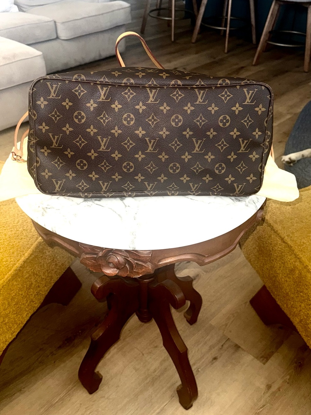 Louis Vuitton GM Neverfull Tote - Picture 3 of 11